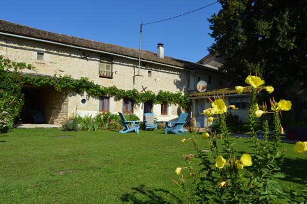 Maison de village avec maison d'amis, dépendances et jardin