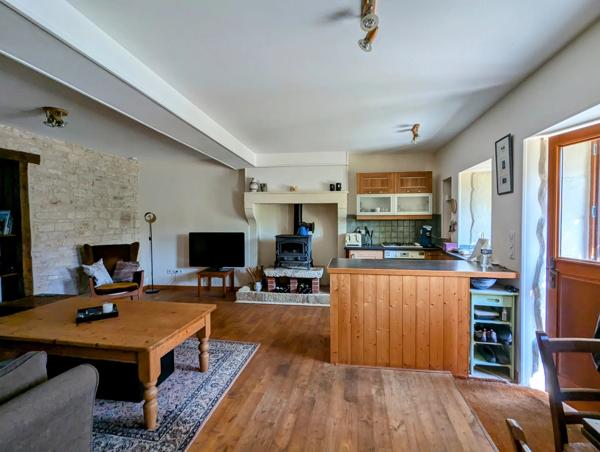 Maison de village avec maison d'amis, dépendances et jardin