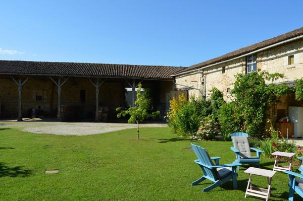 Maison de village avec maison d'amis, dépendances et jardin