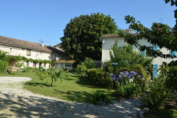 Maison de village avec maison d'amis, dépendances et jardin