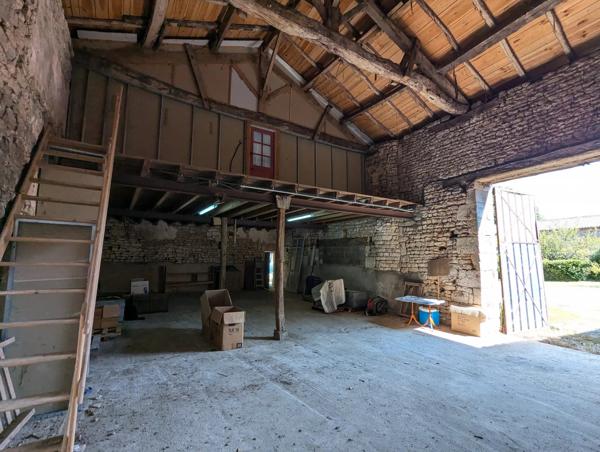 Maison de village avec maison d'amis, dépendances et jardin