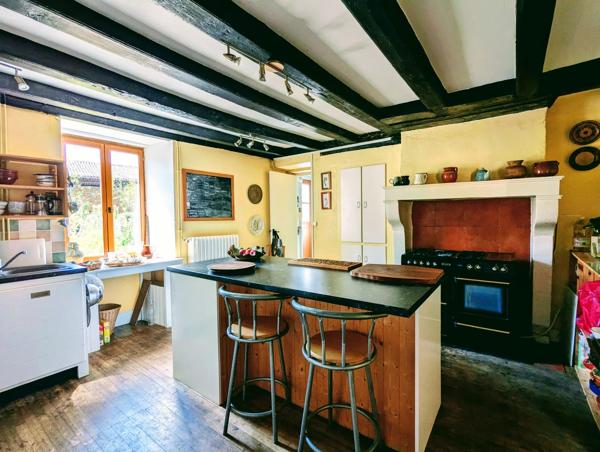 Maison de village avec maison d'amis, dépendances et jardin