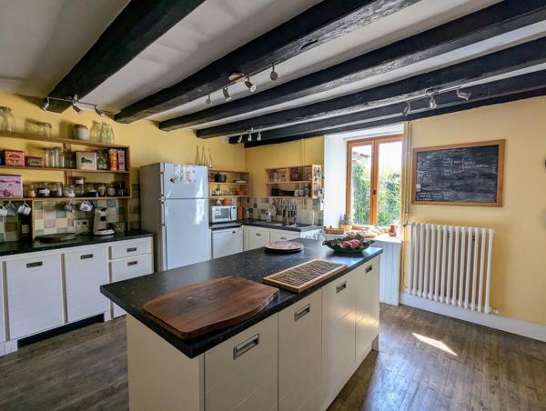 Maison de village avec maison d'amis, dépendances et jardin