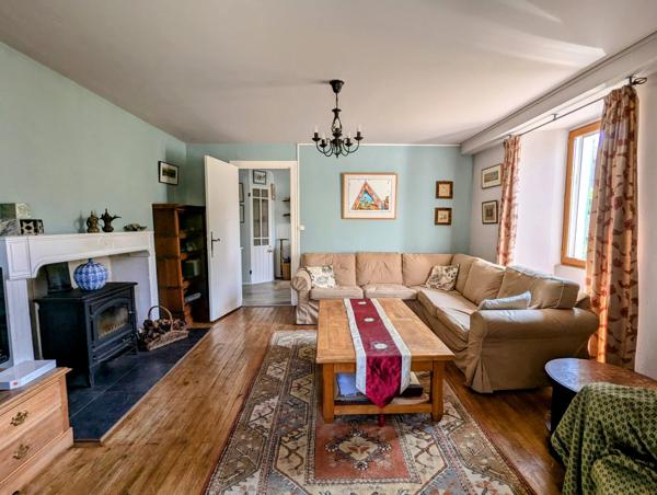 Maison de village avec maison d'amis, dépendances et jardin