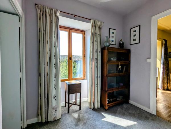 Maison de village avec maison d'amis, dépendances et jardin