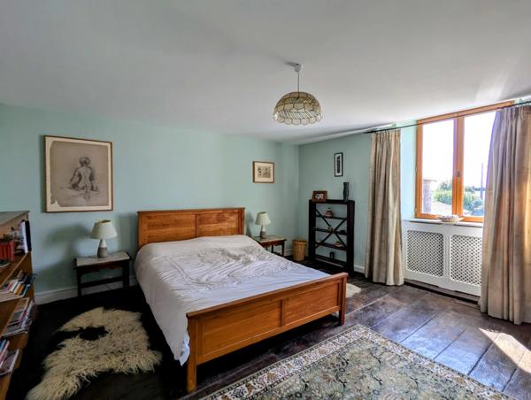 Maison de village avec maison d'amis, dépendances et jardin