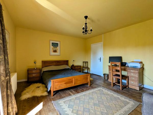 Maison de village avec maison d'amis, dépendances et jardin