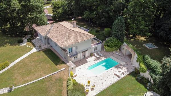 Maison spacieuse et moderne avec une belle piscine et une grande dépendance