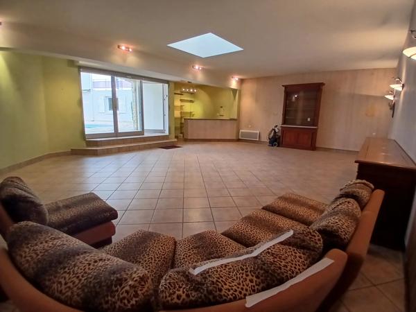 Maison spacieuse et moderne avec une belle piscine et une grande dépendance