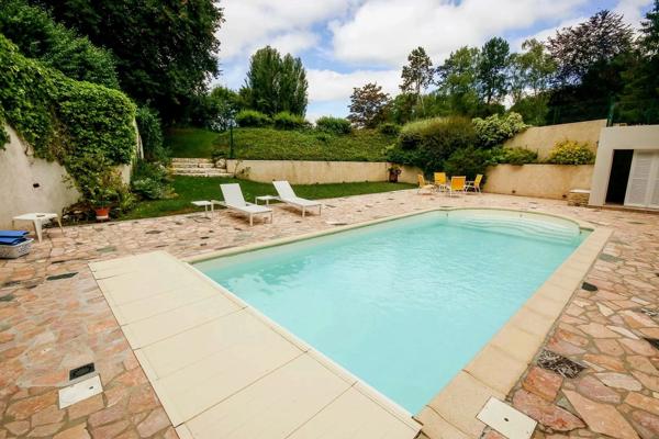 Maison spacieuse et moderne avec une belle piscine et une grande dépendance