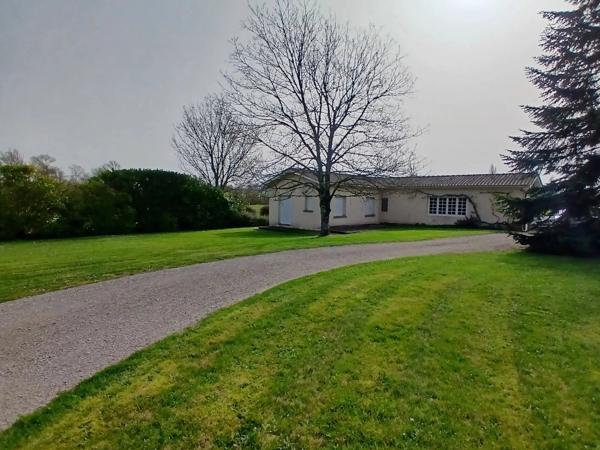 Maison spacieuse et moderne avec une belle piscine et une grande dépendance