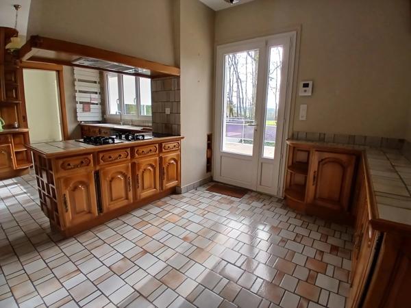 Maison spacieuse et moderne avec une belle piscine et une grande dépendance