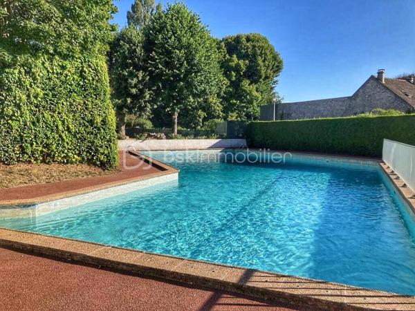 Au cœur de la très recherchée résidence La Roseraie, véritable écrin de verdure apprécié des familles, découvrez ce magnifique appartement de 131 m² entièrement rénové, offrant 4 chambres et près de 50 m² de terrasse en triple exposition. Ici, tout se fait à pied : l’école, la boulangerie, le bus et le Tram 13 ne sont qu’à quelques minutes, ce qui vous permettra peut-être même de gagner quelques précieuses minutes de sommeil le matin !

Dès l’entrée, la lumière s’invite partout grâce aux nombreuses baies vitrées d’angle qui baignent la pièce de vie d’une atmosphère chaleureuse et élégante, quelle que soit la saison. La cuisine ouverte, parfaitement équipée, s’organise autour d’un superbe îlot central avec plaques de cuisson et hotte intégrée, un espace idéal pour cuisiner, partager et recevoir sans jamais être isolé de ses invités. Un WC indépendant complète cet espace de vie convivial.

L’appartement propose également une véritable suite parentale indépendante avec une chambre d’environ 15 m², des rangements intégrés et une belle salle d’eau contemporaine avec douche à l’italienne et espace buanderie. De l’autre côté, un espace nuit dédié aux enfants ou aux invités dessert trois chambres supplémentaires ainsi qu’une seconde salle d’eau avec WC.

Le véritable luxe de cet appartement ? Sa terrasse qui entoure le logement sur trois côtés. Toutes les pièces principales y ont un accès direct, permettant de profiter du soleil à toute heure de la journée. Café du matin à l’est, déjeuner au sud, apéritif au coucher du soleil à l’ouest : il ne vous restera plus qu’à choisir votre exposition préférée.

La rénovation, particulièrement soignée, apporte un niveau de confort et de prestations rarement rencontré sur le secteur. Menuiseries aluminium double vitrage, volets roulants électriques, deux places de stationnement en sous-sol et deux caves viennent compléter ce bien. Et pour les beaux jours, la piscine de la résidence promet de beaux moments en famille sans avoir à charger la voiture de serviettes, parasols et bouées.

Un appartement rare, lumineux et parfaitement situé, qui réunit tous les ingrédients d’une vie de famille confortable dans un cadre privilégié. Une visite suffira pour comprendre pourquoi certains habitants de La Roseraie ne veulent plus la quitter.