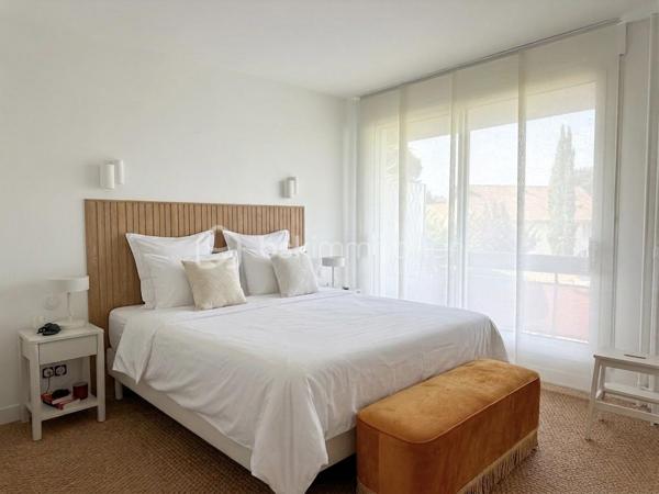 Au cœur de la très recherchée résidence La Roseraie, véritable écrin de verdure apprécié des familles, découvrez ce magnifique appartement de 131 m² entièrement rénové, offrant 4 chambres et près de 50 m² de terrasse en triple exposition. Ici, tout se fait à pied : l’école, la boulangerie, le bus et le Tram 13 ne sont qu’à quelques minutes, ce qui vous permettra peut-être même de gagner quelques précieuses minutes de sommeil le matin !

Dès l’entrée, la lumière s’invite partout grâce aux nombreuses baies vitrées d’angle qui baignent la pièce de vie d’une atmosphère chaleureuse et élégante, quelle que soit la saison. La cuisine ouverte, parfaitement équipée, s’organise autour d’un superbe îlot central avec plaques de cuisson et hotte intégrée, un espace idéal pour cuisiner, partager et recevoir sans jamais être isolé de ses invités. Un WC indépendant complète cet espace de vie convivial.

L’appartement propose également une véritable suite parentale indépendante avec une chambre d’environ 15 m², des rangements intégrés et une belle salle d’eau contemporaine avec douche à l’italienne et espace buanderie. De l’autre côté, un espace nuit dédié aux enfants ou aux invités dessert trois chambres supplémentaires ainsi qu’une seconde salle d’eau avec WC.

Le véritable luxe de cet appartement ? Sa terrasse qui entoure le logement sur trois côtés. Toutes les pièces principales y ont un accès direct, permettant de profiter du soleil à toute heure de la journée. Café du matin à l’est, déjeuner au sud, apéritif au coucher du soleil à l’ouest : il ne vous restera plus qu’à choisir votre exposition préférée.

La rénovation, particulièrement soignée, apporte un niveau de confort et de prestations rarement rencontré sur le secteur. Menuiseries aluminium double vitrage, volets roulants électriques, deux places de stationnement en sous-sol et deux caves viennent compléter ce bien. Et pour les beaux jours, la piscine de la résidence promet de beaux moments en famille sans avoir à charger la voiture de serviettes, parasols et bouées.

Un appartement rare, lumineux et parfaitement situé, qui réunit tous les ingrédients d’une vie de famille confortable dans un cadre privilégié. Une visite suffira pour comprendre pourquoi certains habitants de La Roseraie ne veulent plus la quitter.