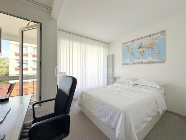 Au cœur de la très recherchée résidence La Roseraie, véritable écrin de verdure apprécié des familles, découvrez ce magnifique appartement de 131 m² entièrement rénové, offrant 4 chambres et près de 50 m² de terrasse en triple exposition. Ici, tout se fait à pied : l’école, la boulangerie, le bus et le Tram 13 ne sont qu’à quelques minutes, ce qui vous permettra peut-être même de gagner quelques précieuses minutes de sommeil le matin !

Dès l’entrée, la lumière s’invite partout grâce aux nombreuses baies vitrées d’angle qui baignent la pièce de vie d’une atmosphère chaleureuse et élégante, quelle que soit la saison. La cuisine ouverte, parfaitement équipée, s’organise autour d’un superbe îlot central avec plaques de cuisson et hotte intégrée, un espace idéal pour cuisiner, partager et recevoir sans jamais être isolé de ses invités. Un WC indépendant complète cet espace de vie convivial.

L’appartement propose également une véritable suite parentale indépendante avec une chambre d’environ 15 m², des rangements intégrés et une belle salle d’eau contemporaine avec douche à l’italienne et espace buanderie. De l’autre côté, un espace nuit dédié aux enfants ou aux invités dessert trois chambres supplémentaires ainsi qu’une seconde salle d’eau avec WC.

Le véritable luxe de cet appartement ? Sa terrasse qui entoure le logement sur trois côtés. Toutes les pièces principales y ont un accès direct, permettant de profiter du soleil à toute heure de la journée. Café du matin à l’est, déjeuner au sud, apéritif au coucher du soleil à l’ouest : il ne vous restera plus qu’à choisir votre exposition préférée.

La rénovation, particulièrement soignée, apporte un niveau de confort et de prestations rarement rencontré sur le secteur. Menuiseries aluminium double vitrage, volets roulants électriques, deux places de stationnement en sous-sol et deux caves viennent compléter ce bien. Et pour les beaux jours, la piscine de la résidence promet de beaux moments en famille sans avoir à charger la voiture de serviettes, parasols et bouées.

Un appartement rare, lumineux et parfaitement situé, qui réunit tous les ingrédients d’une vie de famille confortable dans un cadre privilégié. Une visite suffira pour comprendre pourquoi certains habitants de La Roseraie ne veulent plus la quitter.