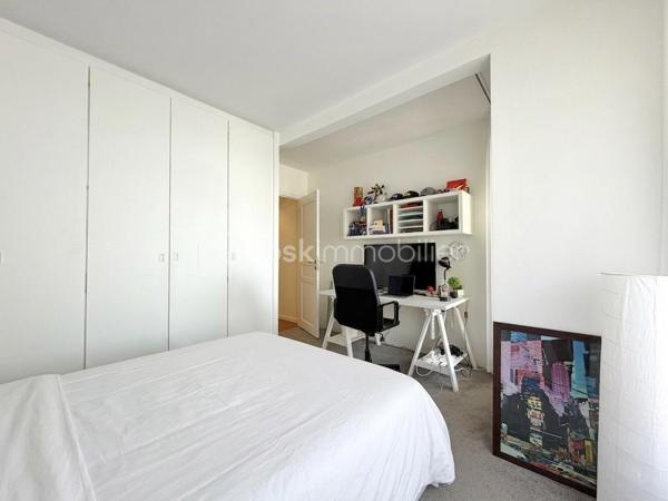 Au cœur de la très recherchée résidence La Roseraie, véritable écrin de verdure apprécié des familles, découvrez ce magnifique appartement de 131 m² entièrement rénové, offrant 4 chambres et près de 50 m² de terrasse en triple exposition. Ici, tout se fait à pied : l’école, la boulangerie, le bus et le Tram 13 ne sont qu’à quelques minutes, ce qui vous permettra peut-être même de gagner quelques précieuses minutes de sommeil le matin !

Dès l’entrée, la lumière s’invite partout grâce aux nombreuses baies vitrées d’angle qui baignent la pièce de vie d’une atmosphère chaleureuse et élégante, quelle que soit la saison. La cuisine ouverte, parfaitement équipée, s’organise autour d’un superbe îlot central avec plaques de cuisson et hotte intégrée, un espace idéal pour cuisiner, partager et recevoir sans jamais être isolé de ses invités. Un WC indépendant complète cet espace de vie convivial.

L’appartement propose également une véritable suite parentale indépendante avec une chambre d’environ 15 m², des rangements intégrés et une belle salle d’eau contemporaine avec douche à l’italienne et espace buanderie. De l’autre côté, un espace nuit dédié aux enfants ou aux invités dessert trois chambres supplémentaires ainsi qu’une seconde salle d’eau avec WC.

Le véritable luxe de cet appartement ? Sa terrasse qui entoure le logement sur trois côtés. Toutes les pièces principales y ont un accès direct, permettant de profiter du soleil à toute heure de la journée. Café du matin à l’est, déjeuner au sud, apéritif au coucher du soleil à l’ouest : il ne vous restera plus qu’à choisir votre exposition préférée.

La rénovation, particulièrement soignée, apporte un niveau de confort et de prestations rarement rencontré sur le secteur. Menuiseries aluminium double vitrage, volets roulants électriques, deux places de stationnement en sous-sol et deux caves viennent compléter ce bien. Et pour les beaux jours, la piscine de la résidence promet de beaux moments en famille sans avoir à charger la voiture de serviettes, parasols et bouées.

Un appartement rare, lumineux et parfaitement situé, qui réunit tous les ingrédients d’une vie de famille confortable dans un cadre privilégié. Une visite suffira pour comprendre pourquoi certains habitants de La Roseraie ne veulent plus la quitter.