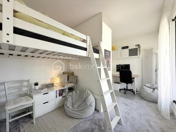 Au cœur de la très recherchée résidence La Roseraie, véritable écrin de verdure apprécié des familles, découvrez ce magnifique appartement de 131 m² entièrement rénové, offrant 4 chambres et près de 50 m² de terrasse en triple exposition. Ici, tout se fait à pied : l’école, la boulangerie, le bus et le Tram 13 ne sont qu’à quelques minutes, ce qui vous permettra peut-être même de gagner quelques précieuses minutes de sommeil le matin !

Dès l’entrée, la lumière s’invite partout grâce aux nombreuses baies vitrées d’angle qui baignent la pièce de vie d’une atmosphère chaleureuse et élégante, quelle que soit la saison. La cuisine ouverte, parfaitement équipée, s’organise autour d’un superbe îlot central avec plaques de cuisson et hotte intégrée, un espace idéal pour cuisiner, partager et recevoir sans jamais être isolé de ses invités. Un WC indépendant complète cet espace de vie convivial.

L’appartement propose également une véritable suite parentale indépendante avec une chambre d’environ 15 m², des rangements intégrés et une belle salle d’eau contemporaine avec douche à l’italienne et espace buanderie. De l’autre côté, un espace nuit dédié aux enfants ou aux invités dessert trois chambres supplémentaires ainsi qu’une seconde salle d’eau avec WC.

Le véritable luxe de cet appartement ? Sa terrasse qui entoure le logement sur trois côtés. Toutes les pièces principales y ont un accès direct, permettant de profiter du soleil à toute heure de la journée. Café du matin à l’est, déjeuner au sud, apéritif au coucher du soleil à l’ouest : il ne vous restera plus qu’à choisir votre exposition préférée.

La rénovation, particulièrement soignée, apporte un niveau de confort et de prestations rarement rencontré sur le secteur. Menuiseries aluminium double vitrage, volets roulants électriques, deux places de stationnement en sous-sol et deux caves viennent compléter ce bien. Et pour les beaux jours, la piscine de la résidence promet de beaux moments en famille sans avoir à charger la voiture de serviettes, parasols et bouées.

Un appartement rare, lumineux et parfaitement situé, qui réunit tous les ingrédients d’une vie de famille confortable dans un cadre privilégié. Une visite suffira pour comprendre pourquoi certains habitants de La Roseraie ne veulent plus la quitter.