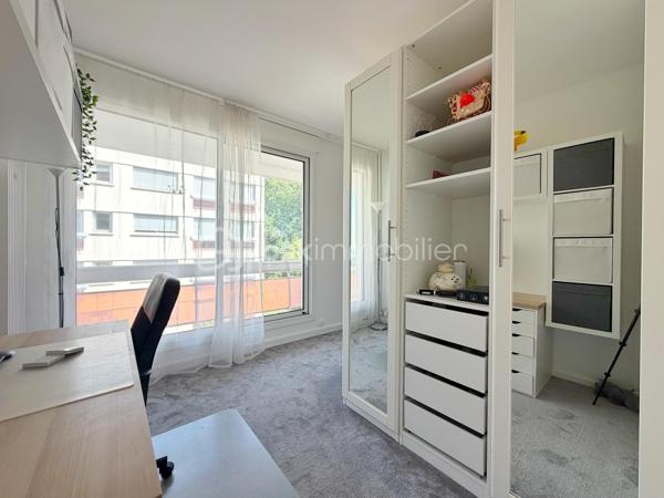 Au cœur de la très recherchée résidence La Roseraie, véritable écrin de verdure apprécié des familles, découvrez ce magnifique appartement de 131 m² entièrement rénové, offrant 4 chambres et près de 50 m² de terrasse en triple exposition. Ici, tout se fait à pied : l’école, la boulangerie, le bus et le Tram 13 ne sont qu’à quelques minutes, ce qui vous permettra peut-être même de gagner quelques précieuses minutes de sommeil le matin !

Dès l’entrée, la lumière s’invite partout grâce aux nombreuses baies vitrées d’angle qui baignent la pièce de vie d’une atmosphère chaleureuse et élégante, quelle que soit la saison. La cuisine ouverte, parfaitement équipée, s’organise autour d’un superbe îlot central avec plaques de cuisson et hotte intégrée, un espace idéal pour cuisiner, partager et recevoir sans jamais être isolé de ses invités. Un WC indépendant complète cet espace de vie convivial.

L’appartement propose également une véritable suite parentale indépendante avec une chambre d’environ 15 m², des rangements intégrés et une belle salle d’eau contemporaine avec douche à l’italienne et espace buanderie. De l’autre côté, un espace nuit dédié aux enfants ou aux invités dessert trois chambres supplémentaires ainsi qu’une seconde salle d’eau avec WC.

Le véritable luxe de cet appartement ? Sa terrasse qui entoure le logement sur trois côtés. Toutes les pièces principales y ont un accès direct, permettant de profiter du soleil à toute heure de la journée. Café du matin à l’est, déjeuner au sud, apéritif au coucher du soleil à l’ouest : il ne vous restera plus qu’à choisir votre exposition préférée.

La rénovation, particulièrement soignée, apporte un niveau de confort et de prestations rarement rencontré sur le secteur. Menuiseries aluminium double vitrage, volets roulants électriques, deux places de stationnement en sous-sol et deux caves viennent compléter ce bien. Et pour les beaux jours, la piscine de la résidence promet de beaux moments en famille sans avoir à charger la voiture de serviettes, parasols et bouées.

Un appartement rare, lumineux et parfaitement situé, qui réunit tous les ingrédients d’une vie de famille confortable dans un cadre privilégié. Une visite suffira pour comprendre pourquoi certains habitants de La Roseraie ne veulent plus la quitter.