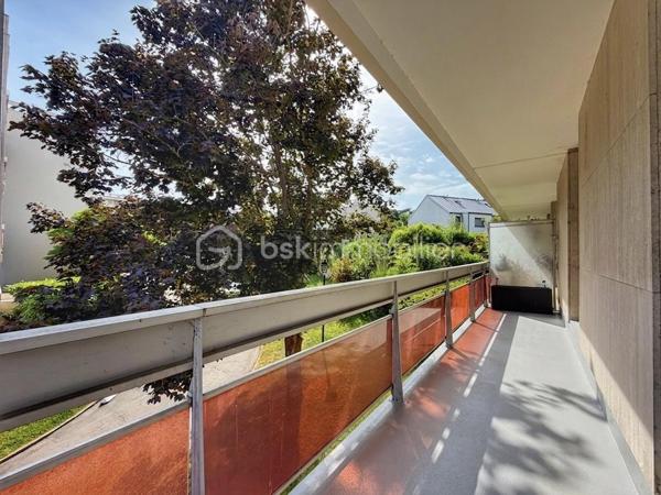 Au cœur de la très recherchée résidence La Roseraie, véritable écrin de verdure apprécié des familles, découvrez ce magnifique appartement de 131 m² entièrement rénové, offrant 4 chambres et près de 50 m² de terrasse en triple exposition. Ici, tout se fait à pied : l’école, la boulangerie, le bus et le Tram 13 ne sont qu’à quelques minutes, ce qui vous permettra peut-être même de gagner quelques précieuses minutes de sommeil le matin !

Dès l’entrée, la lumière s’invite partout grâce aux nombreuses baies vitrées d’angle qui baignent la pièce de vie d’une atmosphère chaleureuse et élégante, quelle que soit la saison. La cuisine ouverte, parfaitement équipée, s’organise autour d’un superbe îlot central avec plaques de cuisson et hotte intégrée, un espace idéal pour cuisiner, partager et recevoir sans jamais être isolé de ses invités. Un WC indépendant complète cet espace de vie convivial.

L’appartement propose également une véritable suite parentale indépendante avec une chambre d’environ 15 m², des rangements intégrés et une belle salle d’eau contemporaine avec douche à l’italienne et espace buanderie. De l’autre côté, un espace nuit dédié aux enfants ou aux invités dessert trois chambres supplémentaires ainsi qu’une seconde salle d’eau avec WC.

Le véritable luxe de cet appartement ? Sa terrasse qui entoure le logement sur trois côtés. Toutes les pièces principales y ont un accès direct, permettant de profiter du soleil à toute heure de la journée. Café du matin à l’est, déjeuner au sud, apéritif au coucher du soleil à l’ouest : il ne vous restera plus qu’à choisir votre exposition préférée.

La rénovation, particulièrement soignée, apporte un niveau de confort et de prestations rarement rencontré sur le secteur. Menuiseries aluminium double vitrage, volets roulants électriques, deux places de stationnement en sous-sol et deux caves viennent compléter ce bien. Et pour les beaux jours, la piscine de la résidence promet de beaux moments en famille sans avoir à charger la voiture de serviettes, parasols et bouées.

Un appartement rare, lumineux et parfaitement situé, qui réunit tous les ingrédients d’une vie de famille confortable dans un cadre privilégié. Une visite suffira pour comprendre pourquoi certains habitants de La Roseraie ne veulent plus la quitter.