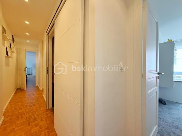 Au cœur de la très recherchée résidence La Roseraie, véritable écrin de verdure apprécié des familles, découvrez ce magnifique appartement de 131 m² entièrement rénové, offrant 4 chambres et près de 50 m² de terrasse en triple exposition. Ici, tout se fait à pied : l’école, la boulangerie, le bus et le Tram 13 ne sont qu’à quelques minutes, ce qui vous permettra peut-être même de gagner quelques précieuses minutes de sommeil le matin !

Dès l’entrée, la lumière s’invite partout grâce aux nombreuses baies vitrées d’angle qui baignent la pièce de vie d’une atmosphère chaleureuse et élégante, quelle que soit la saison. La cuisine ouverte, parfaitement équipée, s’organise autour d’un superbe îlot central avec plaques de cuisson et hotte intégrée, un espace idéal pour cuisiner, partager et recevoir sans jamais être isolé de ses invités. Un WC indépendant complète cet espace de vie convivial.

L’appartement propose également une véritable suite parentale indépendante avec une chambre d’environ 15 m², des rangements intégrés et une belle salle d’eau contemporaine avec douche à l’italienne et espace buanderie. De l’autre côté, un espace nuit dédié aux enfants ou aux invités dessert trois chambres supplémentaires ainsi qu’une seconde salle d’eau avec WC.

Le véritable luxe de cet appartement ? Sa terrasse qui entoure le logement sur trois côtés. Toutes les pièces principales y ont un accès direct, permettant de profiter du soleil à toute heure de la journée. Café du matin à l’est, déjeuner au sud, apéritif au coucher du soleil à l’ouest : il ne vous restera plus qu’à choisir votre exposition préférée.

La rénovation, particulièrement soignée, apporte un niveau de confort et de prestations rarement rencontré sur le secteur. Menuiseries aluminium double vitrage, volets roulants électriques, deux places de stationnement en sous-sol et deux caves viennent compléter ce bien. Et pour les beaux jours, la piscine de la résidence promet de beaux moments en famille sans avoir à charger la voiture de serviettes, parasols et bouées.

Un appartement rare, lumineux et parfaitement situé, qui réunit tous les ingrédients d’une vie de famille confortable dans un cadre privilégié. Une visite suffira pour comprendre pourquoi certains habitants de La Roseraie ne veulent plus la quitter.
