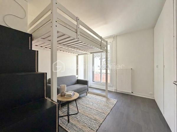 Au cœur de la très recherchée résidence La Roseraie, véritable écrin de verdure apprécié des familles, découvrez ce magnifique appartement de 131 m² entièrement rénové, offrant 4 chambres et près de 50 m² de terrasse en triple exposition. Ici, tout se fait à pied : l’école, la boulangerie, le bus et le Tram 13 ne sont qu’à quelques minutes, ce qui vous permettra peut-être même de gagner quelques précieuses minutes de sommeil le matin !

Dès l’entrée, la lumière s’invite partout grâce aux nombreuses baies vitrées d’angle qui baignent la pièce de vie d’une atmosphère chaleureuse et élégante, quelle que soit la saison. La cuisine ouverte, parfaitement équipée, s’organise autour d’un superbe îlot central avec plaques de cuisson et hotte intégrée, un espace idéal pour cuisiner, partager et recevoir sans jamais être isolé de ses invités. Un WC indépendant complète cet espace de vie convivial.

L’appartement propose également une véritable suite parentale indépendante avec une chambre d’environ 15 m², des rangements intégrés et une belle salle d’eau contemporaine avec douche à l’italienne et espace buanderie. De l’autre côté, un espace nuit dédié aux enfants ou aux invités dessert trois chambres supplémentaires ainsi qu’une seconde salle d’eau avec WC.

Le véritable luxe de cet appartement ? Sa terrasse qui entoure le logement sur trois côtés. Toutes les pièces principales y ont un accès direct, permettant de profiter du soleil à toute heure de la journée. Café du matin à l’est, déjeuner au sud, apéritif au coucher du soleil à l’ouest : il ne vous restera plus qu’à choisir votre exposition préférée.

La rénovation, particulièrement soignée, apporte un niveau de confort et de prestations rarement rencontré sur le secteur. Menuiseries aluminium double vitrage, volets roulants électriques, deux places de stationnement en sous-sol et deux caves viennent compléter ce bien. Et pour les beaux jours, la piscine de la résidence promet de beaux moments en famille sans avoir à charger la voiture de serviettes, parasols et bouées.

Un appartement rare, lumineux et parfaitement situé, qui réunit tous les ingrédients d’une vie de famille confortable dans un cadre privilégié. Une visite suffira pour comprendre pourquoi certains habitants de La Roseraie ne veulent plus la quitter.