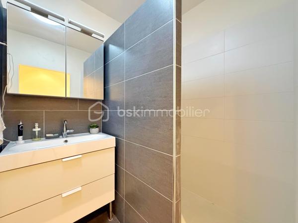 Au cœur de la très recherchée résidence La Roseraie, véritable écrin de verdure apprécié des familles, découvrez ce magnifique appartement de 131 m² entièrement rénové, offrant 4 chambres et près de 50 m² de terrasse en triple exposition. Ici, tout se fait à pied : l’école, la boulangerie, le bus et le Tram 13 ne sont qu’à quelques minutes, ce qui vous permettra peut-être même de gagner quelques précieuses minutes de sommeil le matin !

Dès l’entrée, la lumière s’invite partout grâce aux nombreuses baies vitrées d’angle qui baignent la pièce de vie d’une atmosphère chaleureuse et élégante, quelle que soit la saison. La cuisine ouverte, parfaitement équipée, s’organise autour d’un superbe îlot central avec plaques de cuisson et hotte intégrée, un espace idéal pour cuisiner, partager et recevoir sans jamais être isolé de ses invités. Un WC indépendant complète cet espace de vie convivial.

L’appartement propose également une véritable suite parentale indépendante avec une chambre d’environ 15 m², des rangements intégrés et une belle salle d’eau contemporaine avec douche à l’italienne et espace buanderie. De l’autre côté, un espace nuit dédié aux enfants ou aux invités dessert trois chambres supplémentaires ainsi qu’une seconde salle d’eau avec WC.

Le véritable luxe de cet appartement ? Sa terrasse qui entoure le logement sur trois côtés. Toutes les pièces principales y ont un accès direct, permettant de profiter du soleil à toute heure de la journée. Café du matin à l’est, déjeuner au sud, apéritif au coucher du soleil à l’ouest : il ne vous restera plus qu’à choisir votre exposition préférée.

La rénovation, particulièrement soignée, apporte un niveau de confort et de prestations rarement rencontré sur le secteur. Menuiseries aluminium double vitrage, volets roulants électriques, deux places de stationnement en sous-sol et deux caves viennent compléter ce bien. Et pour les beaux jours, la piscine de la résidence promet de beaux moments en famille sans avoir à charger la voiture de serviettes, parasols et bouées.

Un appartement rare, lumineux et parfaitement situé, qui réunit tous les ingrédients d’une vie de famille confortable dans un cadre privilégié. Une visite suffira pour comprendre pourquoi certains habitants de La Roseraie ne veulent plus la quitter.