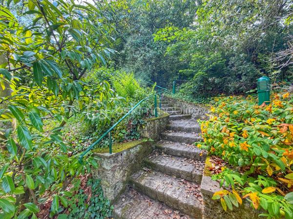 Au cœur de la très recherchée résidence La Roseraie, véritable écrin de verdure apprécié des familles, découvrez ce magnifique appartement de 131 m² entièrement rénové, offrant 4 chambres et près de 50 m² de terrasse en triple exposition. Ici, tout se fait à pied : l’école, la boulangerie, le bus et le Tram 13 ne sont qu’à quelques minutes, ce qui vous permettra peut-être même de gagner quelques précieuses minutes de sommeil le matin !

Dès l’entrée, la lumière s’invite partout grâce aux nombreuses baies vitrées d’angle qui baignent la pièce de vie d’une atmosphère chaleureuse et élégante, quelle que soit la saison. La cuisine ouverte, parfaitement équipée, s’organise autour d’un superbe îlot central avec plaques de cuisson et hotte intégrée, un espace idéal pour cuisiner, partager et recevoir sans jamais être isolé de ses invités. Un WC indépendant complète cet espace de vie convivial.

L’appartement propose également une véritable suite parentale indépendante avec une chambre d’environ 15 m², des rangements intégrés et une belle salle d’eau contemporaine avec douche à l’italienne et espace buanderie. De l’autre côté, un espace nuit dédié aux enfants ou aux invités dessert trois chambres supplémentaires ainsi qu’une seconde salle d’eau avec WC.

Le véritable luxe de cet appartement ? Sa terrasse qui entoure le logement sur trois côtés. Toutes les pièces principales y ont un accès direct, permettant de profiter du soleil à toute heure de la journée. Café du matin à l’est, déjeuner au sud, apéritif au coucher du soleil à l’ouest : il ne vous restera plus qu’à choisir votre exposition préférée.

La rénovation, particulièrement soignée, apporte un niveau de confort et de prestations rarement rencontré sur le secteur. Menuiseries aluminium double vitrage, volets roulants électriques, deux places de stationnement en sous-sol et deux caves viennent compléter ce bien. Et pour les beaux jours, la piscine de la résidence promet de beaux moments en famille sans avoir à charger la voiture de serviettes, parasols et bouées.

Un appartement rare, lumineux et parfaitement situé, qui réunit tous les ingrédients d’une vie de famille confortable dans un cadre privilégié. Une visite suffira pour comprendre pourquoi certains habitants de La Roseraie ne veulent plus la quitter.