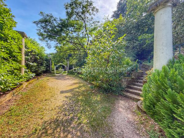 Au cœur de la très recherchée résidence La Roseraie, véritable écrin de verdure apprécié des familles, découvrez ce magnifique appartement de 131 m² entièrement rénové, offrant 4 chambres et près de 50 m² de terrasse en triple exposition. Ici, tout se fait à pied : l’école, la boulangerie, le bus et le Tram 13 ne sont qu’à quelques minutes, ce qui vous permettra peut-être même de gagner quelques précieuses minutes de sommeil le matin !

Dès l’entrée, la lumière s’invite partout grâce aux nombreuses baies vitrées d’angle qui baignent la pièce de vie d’une atmosphère chaleureuse et élégante, quelle que soit la saison. La cuisine ouverte, parfaitement équipée, s’organise autour d’un superbe îlot central avec plaques de cuisson et hotte intégrée, un espace idéal pour cuisiner, partager et recevoir sans jamais être isolé de ses invités. Un WC indépendant complète cet espace de vie convivial.

L’appartement propose également une véritable suite parentale indépendante avec une chambre d’environ 15 m², des rangements intégrés et une belle salle d’eau contemporaine avec douche à l’italienne et espace buanderie. De l’autre côté, un espace nuit dédié aux enfants ou aux invités dessert trois chambres supplémentaires ainsi qu’une seconde salle d’eau avec WC.

Le véritable luxe de cet appartement ? Sa terrasse qui entoure le logement sur trois côtés. Toutes les pièces principales y ont un accès direct, permettant de profiter du soleil à toute heure de la journée. Café du matin à l’est, déjeuner au sud, apéritif au coucher du soleil à l’ouest : il ne vous restera plus qu’à choisir votre exposition préférée.

La rénovation, particulièrement soignée, apporte un niveau de confort et de prestations rarement rencontré sur le secteur. Menuiseries aluminium double vitrage, volets roulants électriques, deux places de stationnement en sous-sol et deux caves viennent compléter ce bien. Et pour les beaux jours, la piscine de la résidence promet de beaux moments en famille sans avoir à charger la voiture de serviettes, parasols et bouées.

Un appartement rare, lumineux et parfaitement situé, qui réunit tous les ingrédients d’une vie de famille confortable dans un cadre privilégié. Une visite suffira pour comprendre pourquoi certains habitants de La Roseraie ne veulent plus la quitter.