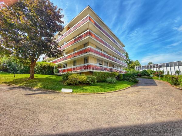 Au cœur de la très recherchée résidence La Roseraie, véritable écrin de verdure apprécié des familles, découvrez ce magnifique appartement de 131 m² entièrement rénové, offrant 4 chambres et près de 50 m² de terrasse en triple exposition. Ici, tout se fait à pied : l’école, la boulangerie, le bus et le Tram 13 ne sont qu’à quelques minutes, ce qui vous permettra peut-être même de gagner quelques précieuses minutes de sommeil le matin !

Dès l’entrée, la lumière s’invite partout grâce aux nombreuses baies vitrées d’angle qui baignent la pièce de vie d’une atmosphère chaleureuse et élégante, quelle que soit la saison. La cuisine ouverte, parfaitement équipée, s’organise autour d’un superbe îlot central avec plaques de cuisson et hotte intégrée, un espace idéal pour cuisiner, partager et recevoir sans jamais être isolé de ses invités. Un WC indépendant complète cet espace de vie convivial.

L’appartement propose également une véritable suite parentale indépendante avec une chambre d’environ 15 m², des rangements intégrés et une belle salle d’eau contemporaine avec douche à l’italienne et espace buanderie. De l’autre côté, un espace nuit dédié aux enfants ou aux invités dessert trois chambres supplémentaires ainsi qu’une seconde salle d’eau avec WC.

Le véritable luxe de cet appartement ? Sa terrasse qui entoure le logement sur trois côtés. Toutes les pièces principales y ont un accès direct, permettant de profiter du soleil à toute heure de la journée. Café du matin à l’est, déjeuner au sud, apéritif au coucher du soleil à l’ouest : il ne vous restera plus qu’à choisir votre exposition préférée.

La rénovation, particulièrement soignée, apporte un niveau de confort et de prestations rarement rencontré sur le secteur. Menuiseries aluminium double vitrage, volets roulants électriques, deux places de stationnement en sous-sol et deux caves viennent compléter ce bien. Et pour les beaux jours, la piscine de la résidence promet de beaux moments en famille sans avoir à charger la voiture de serviettes, parasols et bouées.

Un appartement rare, lumineux et parfaitement situé, qui réunit tous les ingrédients d’une vie de famille confortable dans un cadre privilégié. Une visite suffira pour comprendre pourquoi certains habitants de La Roseraie ne veulent plus la quitter.