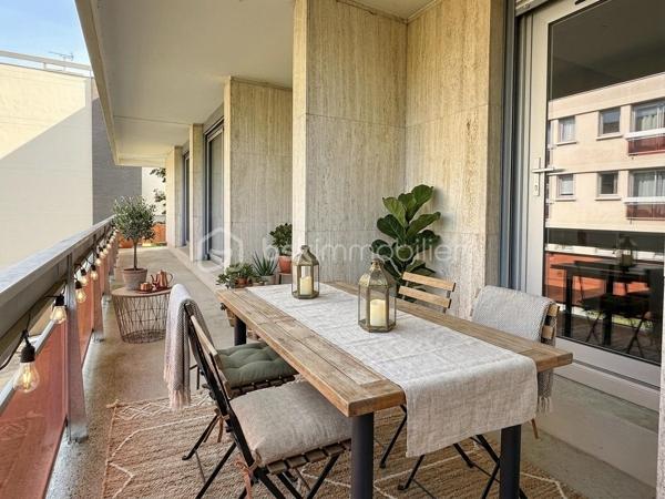 Au cœur de la très recherchée résidence La Roseraie, véritable écrin de verdure apprécié des familles, découvrez ce magnifique appartement de 131 m² entièrement rénové, offrant 4 chambres et près de 50 m² de terrasse en triple exposition. Ici, tout se fait à pied : l’école, la boulangerie, le bus et le Tram 13 ne sont qu’à quelques minutes, ce qui vous permettra peut-être même de gagner quelques précieuses minutes de sommeil le matin !

Dès l’entrée, la lumière s’invite partout grâce aux nombreuses baies vitrées d’angle qui baignent la pièce de vie d’une atmosphère chaleureuse et élégante, quelle que soit la saison. La cuisine ouverte, parfaitement équipée, s’organise autour d’un superbe îlot central avec plaques de cuisson et hotte intégrée, un espace idéal pour cuisiner, partager et recevoir sans jamais être isolé de ses invités. Un WC indépendant complète cet espace de vie convivial.

L’appartement propose également une véritable suite parentale indépendante avec une chambre d’environ 15 m², des rangements intégrés et une belle salle d’eau contemporaine avec douche à l’italienne et espace buanderie. De l’autre côté, un espace nuit dédié aux enfants ou aux invités dessert trois chambres supplémentaires ainsi qu’une seconde salle d’eau avec WC.

Le véritable luxe de cet appartement ? Sa terrasse qui entoure le logement sur trois côtés. Toutes les pièces principales y ont un accès direct, permettant de profiter du soleil à toute heure de la journée. Café du matin à l’est, déjeuner au sud, apéritif au coucher du soleil à l’ouest : il ne vous restera plus qu’à choisir votre exposition préférée.

La rénovation, particulièrement soignée, apporte un niveau de confort et de prestations rarement rencontré sur le secteur. Menuiseries aluminium double vitrage, volets roulants électriques, deux places de stationnement en sous-sol et deux caves viennent compléter ce bien. Et pour les beaux jours, la piscine de la résidence promet de beaux moments en famille sans avoir à charger la voiture de serviettes, parasols et bouées.

Un appartement rare, lumineux et parfaitement situé, qui réunit tous les ingrédients d’une vie de famille confortable dans un cadre privilégié. Une visite suffira pour comprendre pourquoi certains habitants de La Roseraie ne veulent plus la quitter.