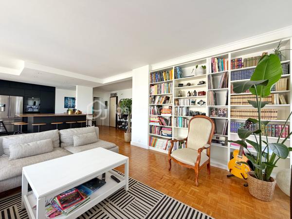 Au cœur de la très recherchée résidence La Roseraie, véritable écrin de verdure apprécié des familles, découvrez ce magnifique appartement de 131 m² entièrement rénové, offrant 4 chambres et près de 50 m² de terrasse en triple exposition. Ici, tout se fait à pied : l’école, la boulangerie, le bus et le Tram 13 ne sont qu’à quelques minutes, ce qui vous permettra peut-être même de gagner quelques précieuses minutes de sommeil le matin !

Dès l’entrée, la lumière s’invite partout grâce aux nombreuses baies vitrées d’angle qui baignent la pièce de vie d’une atmosphère chaleureuse et élégante, quelle que soit la saison. La cuisine ouverte, parfaitement équipée, s’organise autour d’un superbe îlot central avec plaques de cuisson et hotte intégrée, un espace idéal pour cuisiner, partager et recevoir sans jamais être isolé de ses invités. Un WC indépendant complète cet espace de vie convivial.

L’appartement propose également une véritable suite parentale indépendante avec une chambre d’environ 15 m², des rangements intégrés et une belle salle d’eau contemporaine avec douche à l’italienne et espace buanderie. De l’autre côté, un espace nuit dédié aux enfants ou aux invités dessert trois chambres supplémentaires ainsi qu’une seconde salle d’eau avec WC.

Le véritable luxe de cet appartement ? Sa terrasse qui entoure le logement sur trois côtés. Toutes les pièces principales y ont un accès direct, permettant de profiter du soleil à toute heure de la journée. Café du matin à l’est, déjeuner au sud, apéritif au coucher du soleil à l’ouest : il ne vous restera plus qu’à choisir votre exposition préférée.

La rénovation, particulièrement soignée, apporte un niveau de confort et de prestations rarement rencontré sur le secteur. Menuiseries aluminium double vitrage, volets roulants électriques, deux places de stationnement en sous-sol et deux caves viennent compléter ce bien. Et pour les beaux jours, la piscine de la résidence promet de beaux moments en famille sans avoir à charger la voiture de serviettes, parasols et bouées.

Un appartement rare, lumineux et parfaitement situé, qui réunit tous les ingrédients d’une vie de famille confortable dans un cadre privilégié. Une visite suffira pour comprendre pourquoi certains habitants de La Roseraie ne veulent plus la quitter.
