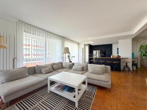 Au cœur de la très recherchée résidence La Roseraie, véritable écrin de verdure apprécié des familles, découvrez ce magnifique appartement de 131 m² entièrement rénové, offrant 4 chambres et près de 50 m² de terrasse en triple exposition. Ici, tout se fait à pied : l’école, la boulangerie, le bus et le Tram 13 ne sont qu’à quelques minutes, ce qui vous permettra peut-être même de gagner quelques précieuses minutes de sommeil le matin !

Dès l’entrée, la lumière s’invite partout grâce aux nombreuses baies vitrées d’angle qui baignent la pièce de vie d’une atmosphère chaleureuse et élégante, quelle que soit la saison. La cuisine ouverte, parfaitement équipée, s’organise autour d’un superbe îlot central avec plaques de cuisson et hotte intégrée, un espace idéal pour cuisiner, partager et recevoir sans jamais être isolé de ses invités. Un WC indépendant complète cet espace de vie convivial.

L’appartement propose également une véritable suite parentale indépendante avec une chambre d’environ 15 m², des rangements intégrés et une belle salle d’eau contemporaine avec douche à l’italienne et espace buanderie. De l’autre côté, un espace nuit dédié aux enfants ou aux invités dessert trois chambres supplémentaires ainsi qu’une seconde salle d’eau avec WC.

Le véritable luxe de cet appartement ? Sa terrasse qui entoure le logement sur trois côtés. Toutes les pièces principales y ont un accès direct, permettant de profiter du soleil à toute heure de la journée. Café du matin à l’est, déjeuner au sud, apéritif au coucher du soleil à l’ouest : il ne vous restera plus qu’à choisir votre exposition préférée.

La rénovation, particulièrement soignée, apporte un niveau de confort et de prestations rarement rencontré sur le secteur. Menuiseries aluminium double vitrage, volets roulants électriques, deux places de stationnement en sous-sol et deux caves viennent compléter ce bien. Et pour les beaux jours, la piscine de la résidence promet de beaux moments en famille sans avoir à charger la voiture de serviettes, parasols et bouées.

Un appartement rare, lumineux et parfaitement situé, qui réunit tous les ingrédients d’une vie de famille confortable dans un cadre privilégié. Une visite suffira pour comprendre pourquoi certains habitants de La Roseraie ne veulent plus la quitter.