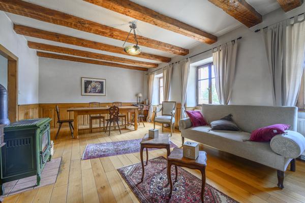 Jolie maison bourgeoise village, jardin, 3 chambres, garage, parkings