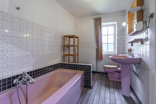 Jolie maison bourgeoise village, jardin, 3 chambres, garage, parkings