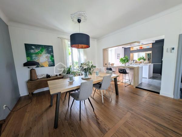 Élodie Brecheteau, conseillère en immobilier spécialisée sur Saint-Julien-de-Concelles, vous propose :

Maison de maître face à la Loire rénovée – 200 m² – 5 chambres 

Située dans un environnement privilégié avec une vue imprenable sur la Loire, cette élégante demeure bourgeoise de 1852 entièrement restaurée séduit par son cachet et ses volumes généreux. 

Vous trouverez une grande entrée qui dessert au rez-de-chaussée de beaux espaces de vie : un grand salon séjour avec cheminée, une cuisine ouverte moderne aménagée et équipée donnant sur la terrasse et le jardin, ainsi qu’une buanderie et des toilettes indépendantes.

Le premier étage accueille trois belles chambres, dont une avec dressing et vue sur la Loire, ainsi qu’une salle de bains avec douche, baignoire et toilettes.

Au deuxième étage, un grand palier dessert deux grandes chambres dont une avec dressing ainsi qu'une belle salle d’eau moderne.

À l’extérieur, un jardin exposé sud avec deux terrasses et possibilité de stationnement sur la parcelle. Une cave d’environ 65 m² vient compléter l’ensemble.

Les atouts : 
5 chambres dont 2 avec dressing 
2 salles d'eau
Une grande pièce de vie avec cuisine moderne équipée 
Vue Loire exceptionnelle
Charme de l’ancien préservé
Très beaux volumes et belle hauteur sous plafond
Proximité bords de Loire, épicerie de la Chebuette et de la gare de Thouaré-sur-Loire