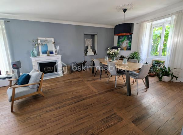 Élodie Brecheteau, conseillère en immobilier spécialisée sur Saint-Julien-de-Concelles, vous propose :

Maison de maître face à la Loire rénovée – 200 m² – 5 chambres 

Située dans un environnement privilégié avec une vue imprenable sur la Loire, cette élégante demeure bourgeoise de 1852 entièrement restaurée séduit par son cachet et ses volumes généreux. 

Vous trouverez une grande entrée qui dessert au rez-de-chaussée de beaux espaces de vie : un grand salon séjour avec cheminée, une cuisine ouverte moderne aménagée et équipée donnant sur la terrasse et le jardin, ainsi qu’une buanderie et des toilettes indépendantes.

Le premier étage accueille trois belles chambres, dont une avec dressing et vue sur la Loire, ainsi qu’une salle de bains avec douche, baignoire et toilettes.

Au deuxième étage, un grand palier dessert deux grandes chambres dont une avec dressing ainsi qu'une belle salle d’eau moderne.

À l’extérieur, un jardin exposé sud avec deux terrasses et possibilité de stationnement sur la parcelle. Une cave d’environ 65 m² vient compléter l’ensemble.

Les atouts : 
5 chambres dont 2 avec dressing 
2 salles d'eau
Une grande pièce de vie avec cuisine moderne équipée 
Vue Loire exceptionnelle
Charme de l’ancien préservé
Très beaux volumes et belle hauteur sous plafond
Proximité bords de Loire, épicerie de la Chebuette et de la gare de Thouaré-sur-Loire