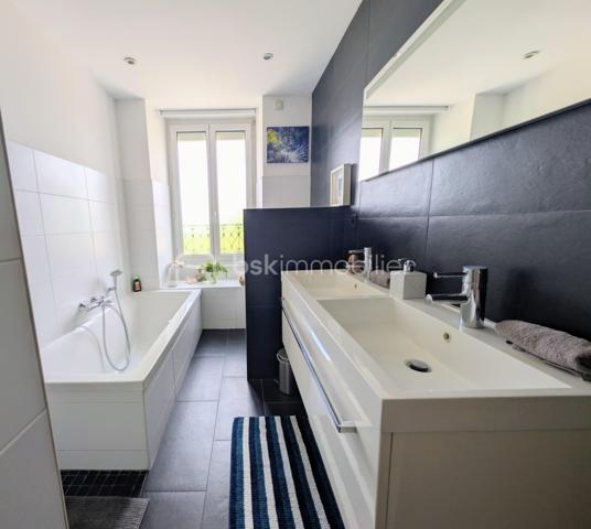 Élodie Brecheteau, conseillère en immobilier spécialisée sur Saint-Julien-de-Concelles, vous propose :

Maison de maître face à la Loire rénovée – 200 m² – 5 chambres 

Située dans un environnement privilégié avec une vue imprenable sur la Loire, cette élégante demeure bourgeoise de 1852 entièrement restaurée séduit par son cachet et ses volumes généreux. 

Vous trouverez une grande entrée qui dessert au rez-de-chaussée de beaux espaces de vie : un grand salon séjour avec cheminée, une cuisine ouverte moderne aménagée et équipée donnant sur la terrasse et le jardin, ainsi qu’une buanderie et des toilettes indépendantes.

Le premier étage accueille trois belles chambres, dont une avec dressing et vue sur la Loire, ainsi qu’une salle de bains avec douche, baignoire et toilettes.

Au deuxième étage, un grand palier dessert deux grandes chambres dont une avec dressing ainsi qu'une belle salle d’eau moderne.

À l’extérieur, un jardin exposé sud avec deux terrasses et possibilité de stationnement sur la parcelle. Une cave d’environ 65 m² vient compléter l’ensemble.

Les atouts : 
5 chambres dont 2 avec dressing 
2 salles d'eau
Une grande pièce de vie avec cuisine moderne équipée 
Vue Loire exceptionnelle
Charme de l’ancien préservé
Très beaux volumes et belle hauteur sous plafond
Proximité bords de Loire, épicerie de la Chebuette et de la gare de Thouaré-sur-Loire