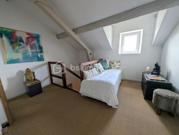 Élodie Brecheteau, conseillère en immobilier spécialisée sur Saint-Julien-de-Concelles, vous propose :

Maison de maître face à la Loire rénovée – 200 m² – 5 chambres 

Située dans un environnement privilégié avec une vue imprenable sur la Loire, cette élégante demeure bourgeoise de 1852 entièrement restaurée séduit par son cachet et ses volumes généreux. 

Vous trouverez une grande entrée qui dessert au rez-de-chaussée de beaux espaces de vie : un grand salon séjour avec cheminée, une cuisine ouverte moderne aménagée et équipée donnant sur la terrasse et le jardin, ainsi qu’une buanderie et des toilettes indépendantes.

Le premier étage accueille trois belles chambres, dont une avec dressing et vue sur la Loire, ainsi qu’une salle de bains avec douche, baignoire et toilettes.

Au deuxième étage, un grand palier dessert deux grandes chambres dont une avec dressing ainsi qu'une belle salle d’eau moderne.

À l’extérieur, un jardin exposé sud avec deux terrasses et possibilité de stationnement sur la parcelle. Une cave d’environ 65 m² vient compléter l’ensemble.

Les atouts : 
5 chambres dont 2 avec dressing 
2 salles d'eau
Une grande pièce de vie avec cuisine moderne équipée 
Vue Loire exceptionnelle
Charme de l’ancien préservé
Très beaux volumes et belle hauteur sous plafond
Proximité bords de Loire, épicerie de la Chebuette et de la gare de Thouaré-sur-Loire