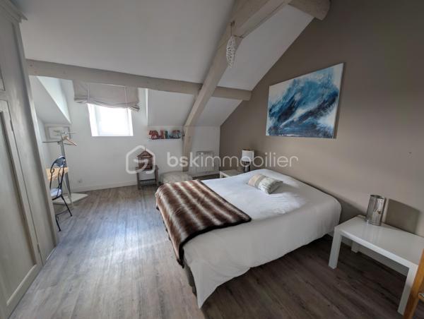 Élodie Brecheteau, conseillère en immobilier spécialisée sur Saint-Julien-de-Concelles, vous propose :

Maison de maître face à la Loire rénovée – 200 m² – 5 chambres 

Située dans un environnement privilégié avec une vue imprenable sur la Loire, cette élégante demeure bourgeoise de 1852 entièrement restaurée séduit par son cachet et ses volumes généreux. 

Vous trouverez une grande entrée qui dessert au rez-de-chaussée de beaux espaces de vie : un grand salon séjour avec cheminée, une cuisine ouverte moderne aménagée et équipée donnant sur la terrasse et le jardin, ainsi qu’une buanderie et des toilettes indépendantes.

Le premier étage accueille trois belles chambres, dont une avec dressing et vue sur la Loire, ainsi qu’une salle de bains avec douche, baignoire et toilettes.

Au deuxième étage, un grand palier dessert deux grandes chambres dont une avec dressing ainsi qu'une belle salle d’eau moderne.

À l’extérieur, un jardin exposé sud avec deux terrasses et possibilité de stationnement sur la parcelle. Une cave d’environ 65 m² vient compléter l’ensemble.

Les atouts : 
5 chambres dont 2 avec dressing 
2 salles d'eau
Une grande pièce de vie avec cuisine moderne équipée 
Vue Loire exceptionnelle
Charme de l’ancien préservé
Très beaux volumes et belle hauteur sous plafond
Proximité bords de Loire, épicerie de la Chebuette et de la gare de Thouaré-sur-Loire
