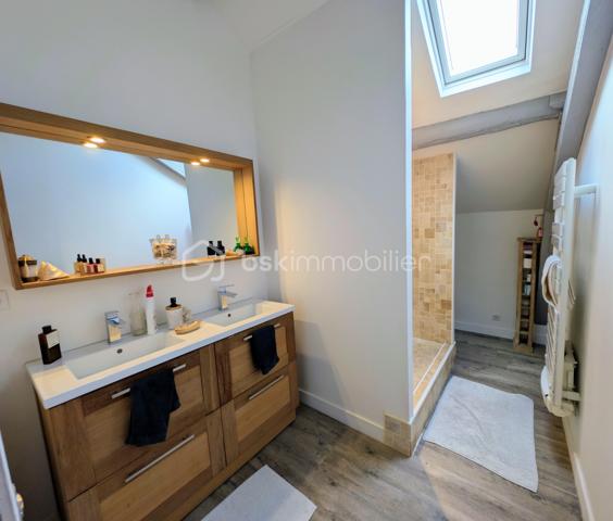 Élodie Brecheteau, conseillère en immobilier spécialisée sur Saint-Julien-de-Concelles, vous propose :

Maison de maître face à la Loire rénovée – 200 m² – 5 chambres 

Située dans un environnement privilégié avec une vue imprenable sur la Loire, cette élégante demeure bourgeoise de 1852 entièrement restaurée séduit par son cachet et ses volumes généreux. 

Vous trouverez une grande entrée qui dessert au rez-de-chaussée de beaux espaces de vie : un grand salon séjour avec cheminée, une cuisine ouverte moderne aménagée et équipée donnant sur la terrasse et le jardin, ainsi qu’une buanderie et des toilettes indépendantes.

Le premier étage accueille trois belles chambres, dont une avec dressing et vue sur la Loire, ainsi qu’une salle de bains avec douche, baignoire et toilettes.

Au deuxième étage, un grand palier dessert deux grandes chambres dont une avec dressing ainsi qu'une belle salle d’eau moderne.

À l’extérieur, un jardin exposé sud avec deux terrasses et possibilité de stationnement sur la parcelle. Une cave d’environ 65 m² vient compléter l’ensemble.

Les atouts : 
5 chambres dont 2 avec dressing 
2 salles d'eau
Une grande pièce de vie avec cuisine moderne équipée 
Vue Loire exceptionnelle
Charme de l’ancien préservé
Très beaux volumes et belle hauteur sous plafond
Proximité bords de Loire, épicerie de la Chebuette et de la gare de Thouaré-sur-Loire