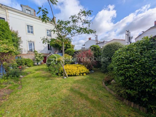Élodie Brecheteau, conseillère en immobilier spécialisée sur Saint-Julien-de-Concelles, vous propose :

Maison de maître face à la Loire rénovée – 200 m² – 5 chambres 

Située dans un environnement privilégié avec une vue imprenable sur la Loire, cette élégante demeure bourgeoise de 1852 entièrement restaurée séduit par son cachet et ses volumes généreux. 

Vous trouverez une grande entrée qui dessert au rez-de-chaussée de beaux espaces de vie : un grand salon séjour avec cheminée, une cuisine ouverte moderne aménagée et équipée donnant sur la terrasse et le jardin, ainsi qu’une buanderie et des toilettes indépendantes.

Le premier étage accueille trois belles chambres, dont une avec dressing et vue sur la Loire, ainsi qu’une salle de bains avec douche, baignoire et toilettes.

Au deuxième étage, un grand palier dessert deux grandes chambres dont une avec dressing ainsi qu'une belle salle d’eau moderne.

À l’extérieur, un jardin exposé sud avec deux terrasses et possibilité de stationnement sur la parcelle. Une cave d’environ 65 m² vient compléter l’ensemble.

Les atouts : 
5 chambres dont 2 avec dressing 
2 salles d'eau
Une grande pièce de vie avec cuisine moderne équipée 
Vue Loire exceptionnelle
Charme de l’ancien préservé
Très beaux volumes et belle hauteur sous plafond
Proximité bords de Loire, épicerie de la Chebuette et de la gare de Thouaré-sur-Loire