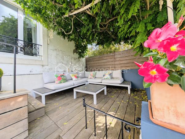 Élodie Brecheteau, conseillère en immobilier spécialisée sur Saint-Julien-de-Concelles, vous propose :

Maison de maître face à la Loire rénovée – 200 m² – 5 chambres 

Située dans un environnement privilégié avec une vue imprenable sur la Loire, cette élégante demeure bourgeoise de 1852 entièrement restaurée séduit par son cachet et ses volumes généreux. 

Vous trouverez une grande entrée qui dessert au rez-de-chaussée de beaux espaces de vie : un grand salon séjour avec cheminée, une cuisine ouverte moderne aménagée et équipée donnant sur la terrasse et le jardin, ainsi qu’une buanderie et des toilettes indépendantes.

Le premier étage accueille trois belles chambres, dont une avec dressing et vue sur la Loire, ainsi qu’une salle de bains avec douche, baignoire et toilettes.

Au deuxième étage, un grand palier dessert deux grandes chambres dont une avec dressing ainsi qu'une belle salle d’eau moderne.

À l’extérieur, un jardin exposé sud avec deux terrasses et possibilité de stationnement sur la parcelle. Une cave d’environ 65 m² vient compléter l’ensemble.

Les atouts : 
5 chambres dont 2 avec dressing 
2 salles d'eau
Une grande pièce de vie avec cuisine moderne équipée 
Vue Loire exceptionnelle
Charme de l’ancien préservé
Très beaux volumes et belle hauteur sous plafond
Proximité bords de Loire, épicerie de la Chebuette et de la gare de Thouaré-sur-Loire