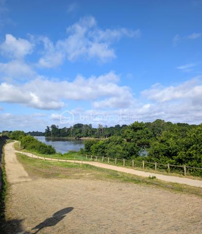 Élodie Brecheteau, conseillère en immobilier spécialisée sur Saint-Julien-de-Concelles, vous propose :

Maison de maître face à la Loire rénovée – 200 m² – 5 chambres 

Située dans un environnement privilégié avec une vue imprenable sur la Loire, cette élégante demeure bourgeoise de 1852 entièrement restaurée séduit par son cachet et ses volumes généreux. 

Vous trouverez une grande entrée qui dessert au rez-de-chaussée de beaux espaces de vie : un grand salon séjour avec cheminée, une cuisine ouverte moderne aménagée et équipée donnant sur la terrasse et le jardin, ainsi qu’une buanderie et des toilettes indépendantes.

Le premier étage accueille trois belles chambres, dont une avec dressing et vue sur la Loire, ainsi qu’une salle de bains avec douche, baignoire et toilettes.

Au deuxième étage, un grand palier dessert deux grandes chambres dont une avec dressing ainsi qu'une belle salle d’eau moderne.

À l’extérieur, un jardin exposé sud avec deux terrasses et possibilité de stationnement sur la parcelle. Une cave d’environ 65 m² vient compléter l’ensemble.

Les atouts : 
5 chambres dont 2 avec dressing 
2 salles d'eau
Une grande pièce de vie avec cuisine moderne équipée 
Vue Loire exceptionnelle
Charme de l’ancien préservé
Très beaux volumes et belle hauteur sous plafond
Proximité bords de Loire, épicerie de la Chebuette et de la gare de Thouaré-sur-Loire