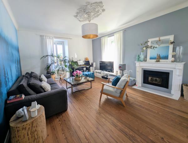Élodie Brecheteau, conseillère en immobilier spécialisée sur Saint-Julien-de-Concelles, vous propose :

Maison de maître face à la Loire rénovée – 200 m² – 5 chambres 

Située dans un environnement privilégié avec une vue imprenable sur la Loire, cette élégante demeure bourgeoise de 1852 entièrement restaurée séduit par son cachet et ses volumes généreux. 

Vous trouverez une grande entrée qui dessert au rez-de-chaussée de beaux espaces de vie : un grand salon séjour avec cheminée, une cuisine ouverte moderne aménagée et équipée donnant sur la terrasse et le jardin, ainsi qu’une buanderie et des toilettes indépendantes.

Le premier étage accueille trois belles chambres, dont une avec dressing et vue sur la Loire, ainsi qu’une salle de bains avec douche, baignoire et toilettes.

Au deuxième étage, un grand palier dessert deux grandes chambres dont une avec dressing ainsi qu'une belle salle d’eau moderne.

À l’extérieur, un jardin exposé sud avec deux terrasses et possibilité de stationnement sur la parcelle. Une cave d’environ 65 m² vient compléter l’ensemble.

Les atouts : 
5 chambres dont 2 avec dressing 
2 salles d'eau
Une grande pièce de vie avec cuisine moderne équipée 
Vue Loire exceptionnelle
Charme de l’ancien préservé
Très beaux volumes et belle hauteur sous plafond
Proximité bords de Loire, épicerie de la Chebuette et de la gare de Thouaré-sur-Loire