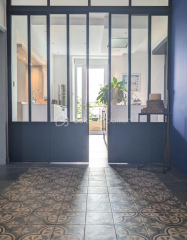 Élodie Brecheteau, conseillère en immobilier spécialisée sur Saint-Julien-de-Concelles, vous propose :

Maison de maître face à la Loire rénovée – 200 m² – 5 chambres 

Située dans un environnement privilégié avec une vue imprenable sur la Loire, cette élégante demeure bourgeoise de 1852 entièrement restaurée séduit par son cachet et ses volumes généreux. 

Vous trouverez une grande entrée qui dessert au rez-de-chaussée de beaux espaces de vie : un grand salon séjour avec cheminée, une cuisine ouverte moderne aménagée et équipée donnant sur la terrasse et le jardin, ainsi qu’une buanderie et des toilettes indépendantes.

Le premier étage accueille trois belles chambres, dont une avec dressing et vue sur la Loire, ainsi qu’une salle de bains avec douche, baignoire et toilettes.

Au deuxième étage, un grand palier dessert deux grandes chambres dont une avec dressing ainsi qu'une belle salle d’eau moderne.

À l’extérieur, un jardin exposé sud avec deux terrasses et possibilité de stationnement sur la parcelle. Une cave d’environ 65 m² vient compléter l’ensemble.

Les atouts : 
5 chambres dont 2 avec dressing 
2 salles d'eau
Une grande pièce de vie avec cuisine moderne équipée 
Vue Loire exceptionnelle
Charme de l’ancien préservé
Très beaux volumes et belle hauteur sous plafond
Proximité bords de Loire, épicerie de la Chebuette et de la gare de Thouaré-sur-Loire