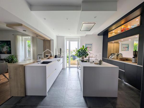 Élodie Brecheteau, conseillère en immobilier spécialisée sur Saint-Julien-de-Concelles, vous propose :

Maison de maître face à la Loire rénovée – 200 m² – 5 chambres 

Située dans un environnement privilégié avec une vue imprenable sur la Loire, cette élégante demeure bourgeoise de 1852 entièrement restaurée séduit par son cachet et ses volumes généreux. 

Vous trouverez une grande entrée qui dessert au rez-de-chaussée de beaux espaces de vie : un grand salon séjour avec cheminée, une cuisine ouverte moderne aménagée et équipée donnant sur la terrasse et le jardin, ainsi qu’une buanderie et des toilettes indépendantes.

Le premier étage accueille trois belles chambres, dont une avec dressing et vue sur la Loire, ainsi qu’une salle de bains avec douche, baignoire et toilettes.

Au deuxième étage, un grand palier dessert deux grandes chambres dont une avec dressing ainsi qu'une belle salle d’eau moderne.

À l’extérieur, un jardin exposé sud avec deux terrasses et possibilité de stationnement sur la parcelle. Une cave d’environ 65 m² vient compléter l’ensemble.

Les atouts : 
5 chambres dont 2 avec dressing 
2 salles d'eau
Une grande pièce de vie avec cuisine moderne équipée 
Vue Loire exceptionnelle
Charme de l’ancien préservé
Très beaux volumes et belle hauteur sous plafond
Proximité bords de Loire, épicerie de la Chebuette et de la gare de Thouaré-sur-Loire