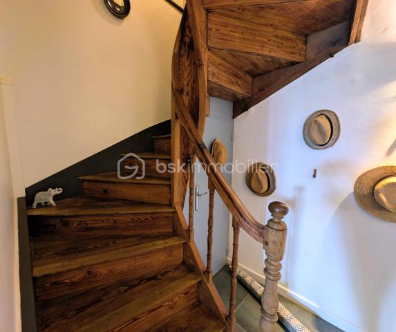 Élodie Brecheteau, conseillère en immobilier spécialisée sur Saint-Julien-de-Concelles, vous propose :

Maison de maître face à la Loire rénovée – 200 m² – 5 chambres 

Située dans un environnement privilégié avec une vue imprenable sur la Loire, cette élégante demeure bourgeoise de 1852 entièrement restaurée séduit par son cachet et ses volumes généreux. 

Vous trouverez une grande entrée qui dessert au rez-de-chaussée de beaux espaces de vie : un grand salon séjour avec cheminée, une cuisine ouverte moderne aménagée et équipée donnant sur la terrasse et le jardin, ainsi qu’une buanderie et des toilettes indépendantes.

Le premier étage accueille trois belles chambres, dont une avec dressing et vue sur la Loire, ainsi qu’une salle de bains avec douche, baignoire et toilettes.

Au deuxième étage, un grand palier dessert deux grandes chambres dont une avec dressing ainsi qu'une belle salle d’eau moderne.

À l’extérieur, un jardin exposé sud avec deux terrasses et possibilité de stationnement sur la parcelle. Une cave d’environ 65 m² vient compléter l’ensemble.

Les atouts : 
5 chambres dont 2 avec dressing 
2 salles d'eau
Une grande pièce de vie avec cuisine moderne équipée 
Vue Loire exceptionnelle
Charme de l’ancien préservé
Très beaux volumes et belle hauteur sous plafond
Proximité bords de Loire, épicerie de la Chebuette et de la gare de Thouaré-sur-Loire