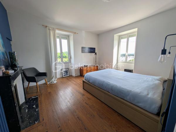 Élodie Brecheteau, conseillère en immobilier spécialisée sur Saint-Julien-de-Concelles, vous propose :

Maison de maître face à la Loire rénovée – 200 m² – 5 chambres 

Située dans un environnement privilégié avec une vue imprenable sur la Loire, cette élégante demeure bourgeoise de 1852 entièrement restaurée séduit par son cachet et ses volumes généreux. 

Vous trouverez une grande entrée qui dessert au rez-de-chaussée de beaux espaces de vie : un grand salon séjour avec cheminée, une cuisine ouverte moderne aménagée et équipée donnant sur la terrasse et le jardin, ainsi qu’une buanderie et des toilettes indépendantes.

Le premier étage accueille trois belles chambres, dont une avec dressing et vue sur la Loire, ainsi qu’une salle de bains avec douche, baignoire et toilettes.

Au deuxième étage, un grand palier dessert deux grandes chambres dont une avec dressing ainsi qu'une belle salle d’eau moderne.

À l’extérieur, un jardin exposé sud avec deux terrasses et possibilité de stationnement sur la parcelle. Une cave d’environ 65 m² vient compléter l’ensemble.

Les atouts : 
5 chambres dont 2 avec dressing 
2 salles d'eau
Une grande pièce de vie avec cuisine moderne équipée 
Vue Loire exceptionnelle
Charme de l’ancien préservé
Très beaux volumes et belle hauteur sous plafond
Proximité bords de Loire, épicerie de la Chebuette et de la gare de Thouaré-sur-Loire