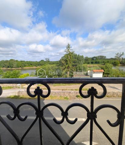 Élodie Brecheteau, conseillère en immobilier spécialisée sur Saint-Julien-de-Concelles, vous propose :

Maison de maître face à la Loire rénovée – 200 m² – 5 chambres 

Située dans un environnement privilégié avec une vue imprenable sur la Loire, cette élégante demeure bourgeoise de 1852 entièrement restaurée séduit par son cachet et ses volumes généreux. 

Vous trouverez une grande entrée qui dessert au rez-de-chaussée de beaux espaces de vie : un grand salon séjour avec cheminée, une cuisine ouverte moderne aménagée et équipée donnant sur la terrasse et le jardin, ainsi qu’une buanderie et des toilettes indépendantes.

Le premier étage accueille trois belles chambres, dont une avec dressing et vue sur la Loire, ainsi qu’une salle de bains avec douche, baignoire et toilettes.

Au deuxième étage, un grand palier dessert deux grandes chambres dont une avec dressing ainsi qu'une belle salle d’eau moderne.

À l’extérieur, un jardin exposé sud avec deux terrasses et possibilité de stationnement sur la parcelle. Une cave d’environ 65 m² vient compléter l’ensemble.

Les atouts : 
5 chambres dont 2 avec dressing 
2 salles d'eau
Une grande pièce de vie avec cuisine moderne équipée 
Vue Loire exceptionnelle
Charme de l’ancien préservé
Très beaux volumes et belle hauteur sous plafond
Proximité bords de Loire, épicerie de la Chebuette et de la gare de Thouaré-sur-Loire