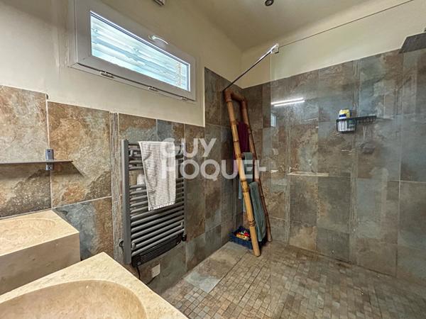 Proche du Golf de Saumane de Vaucluse : Maison de plain pied avec jardin et piscine